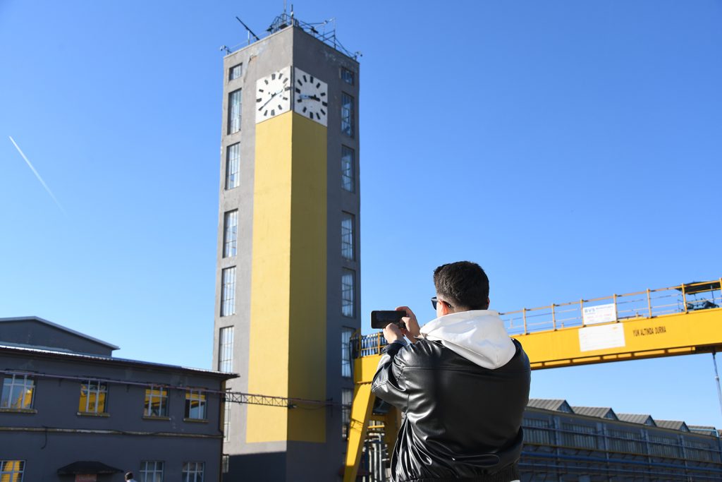 Sivas’ın Zamana Tanıklık Eden Simgesi: TÜRASAŞ Saat Kulesi ve Boru Sesi 87 Yıldır Mesaiyi Belirliyor AW639238 02 | Gündem Sivas™ Haber