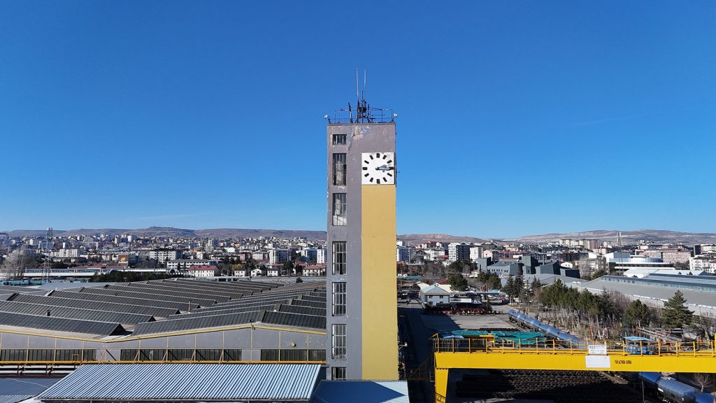 Sivas’ın Zamana Tanıklık Eden Simgesi: TÜRASAŞ Saat Kulesi ve Boru Sesi 87 Yıldır Mesaiyi Belirliyor AW639238 04 | Gündem Sivas™ Haber