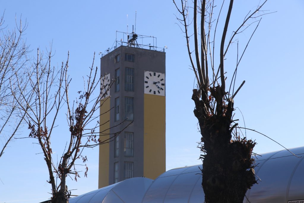 Sivas’ın Zamana Tanıklık Eden Simgesi: TÜRASAŞ Saat Kulesi ve Boru Sesi 87 Yıldır Mesaiyi Belirliyor AW639238 05 | Gündem Sivas™ Haber