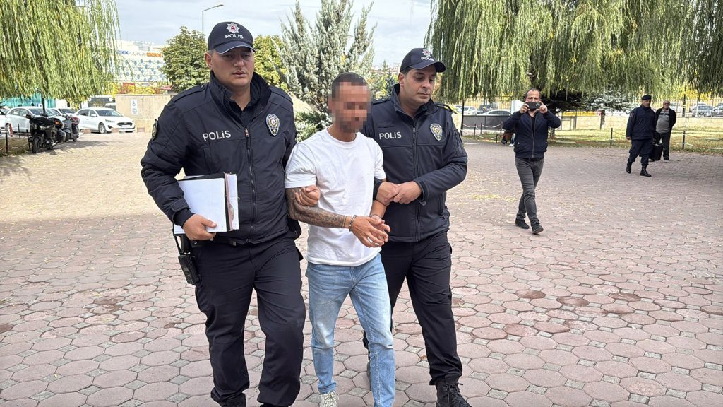 Sivas’ta Şehit Babasına Hakaret Olayı Büyüdü: Otobüs Sürücüsünü Vuran Şüpheli Tutuklandı AW639251 02 1 | Gündem Sivas™ Haber