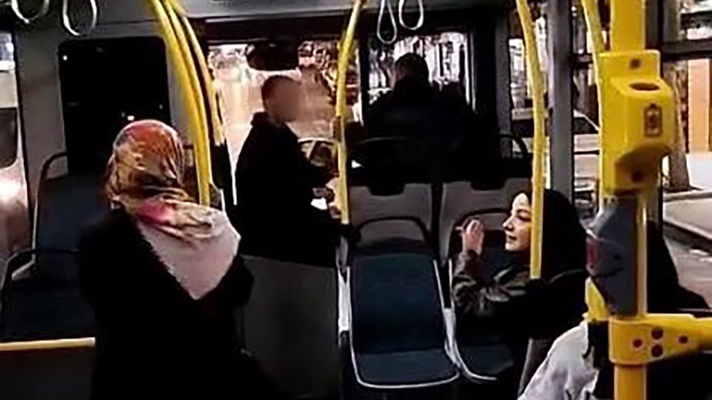 Sivas’ta Şehit Babasına Hakaret Olayı Büyüdü: Otobüs Sürücüsünü Vuran Şüpheli Tutuklandı Sivas’ta Şehit Babasına Hakaret Olayı Büyüdü: Otobüs Sürücüsünü Vuran Şüpheli Tutuklandı