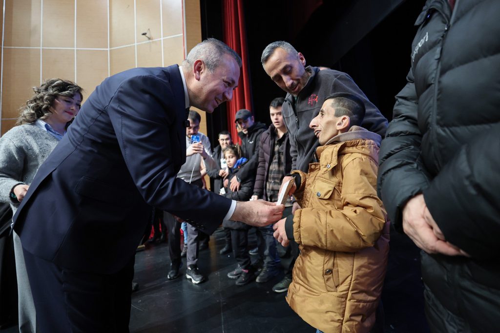 Sivas Belediyesi’nden Özel Çocuklara 100 Akıllı Takip Cihazı: Ailelerin Güvenliği İçin Örnek Proje Sivas Belediyesi’nden Özel Çocuklara 100 Akıllı Takip Cihazı: Ailelerin Güvenliği İçin Örnek Proje