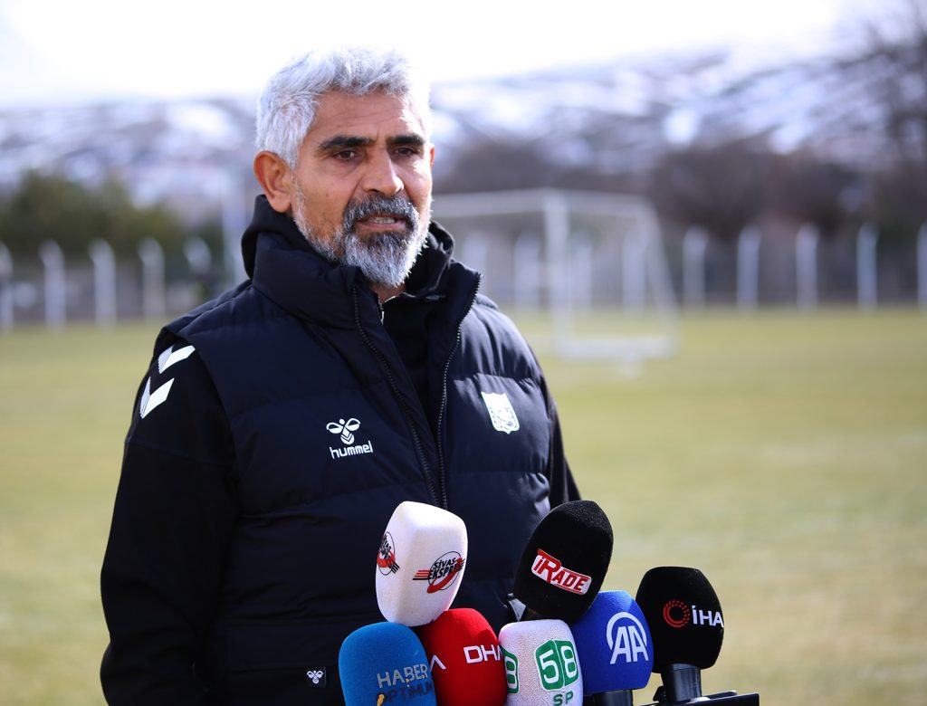 İsmet Taşdemir’den Şampiyonluk Mesajı: “Bu Yıl Zor Ama Sivasspor’u Layık Olduğu Yere Taşıyacağız” İsmet Taşdemir’den Şampiyonluk Mesajı: “Bu Yıl Zor Ama Sivasspor’u Layık Olduğu Yere Taşıyacağız”