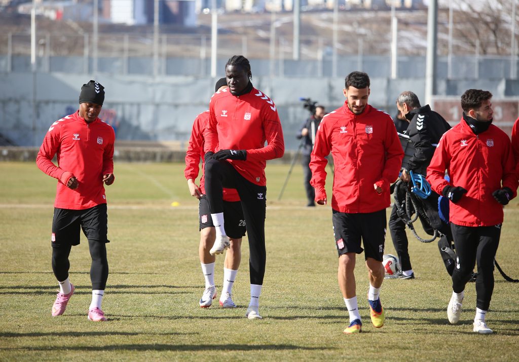 İsmet Taşdemir’den Şampiyonluk Mesajı: “Bu Yıl Zor Ama Sivasspor’u Layık Olduğu Yere Taşıyacağız” AW639721 04 | Gündem Sivas™ Haber