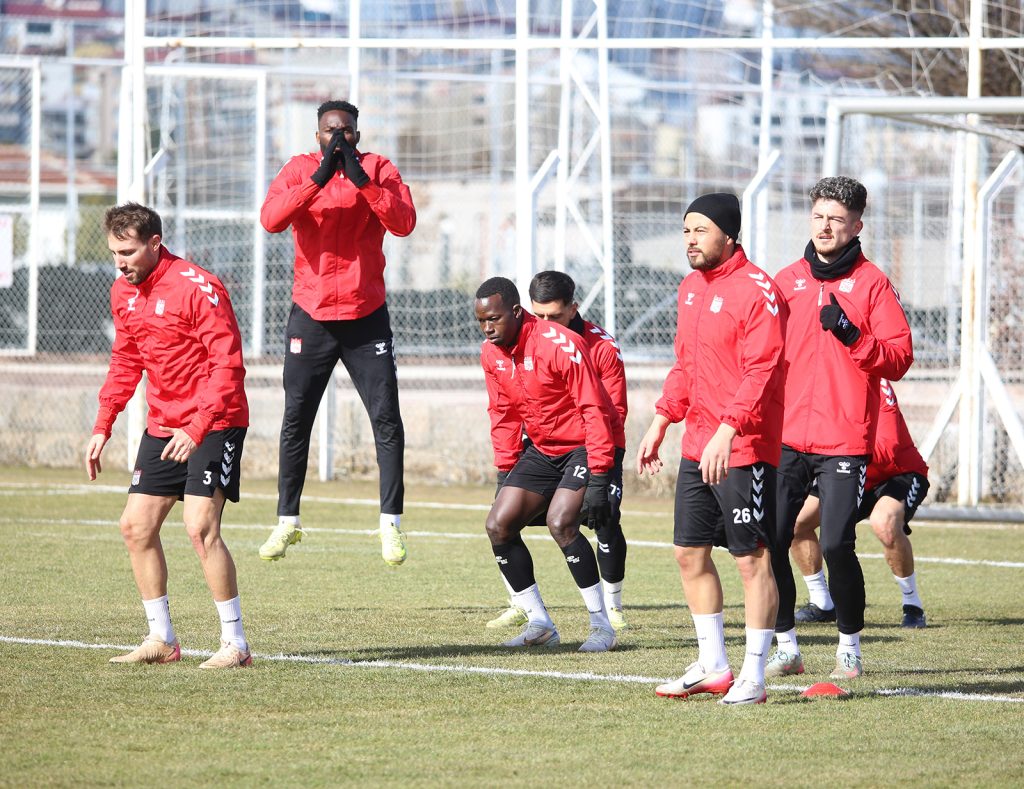 İsmet Taşdemir’den Şampiyonluk Mesajı: “Bu Yıl Zor Ama Sivasspor’u Layık Olduğu Yere Taşıyacağız” AW639721 05 | Gündem Sivas™ Haber