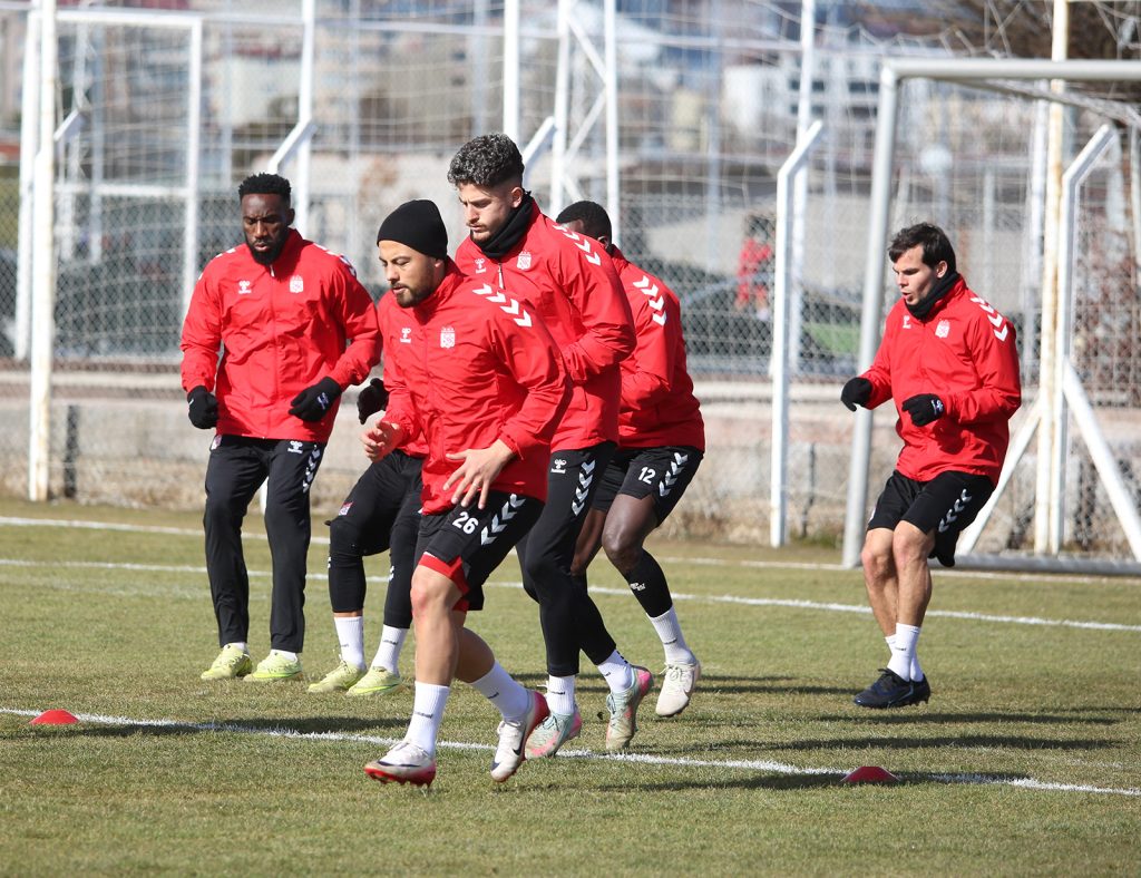 İsmet Taşdemir’den Şampiyonluk Mesajı: “Bu Yıl Zor Ama Sivasspor’u Layık Olduğu Yere Taşıyacağız” AW639721 06 | Gündem Sivas™ Haber