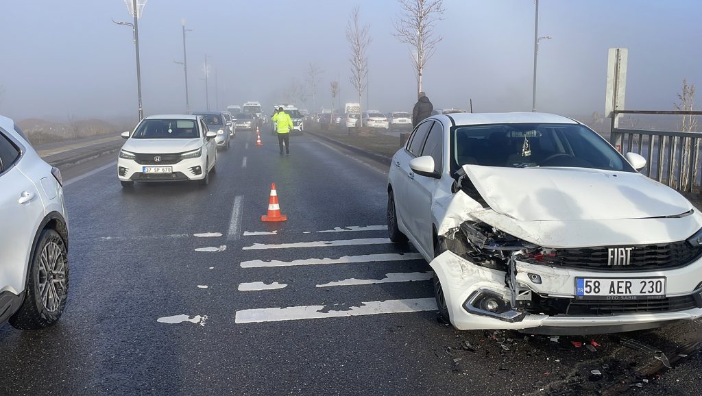 Sivas’ta Yoğun Sis ve Buzlanma Zincirleme Kazalara Neden Oldu: 51 Araç Karıştı, 3 Kişi Yaralandı AW640116 01 | Gündem Sivas™ Haber