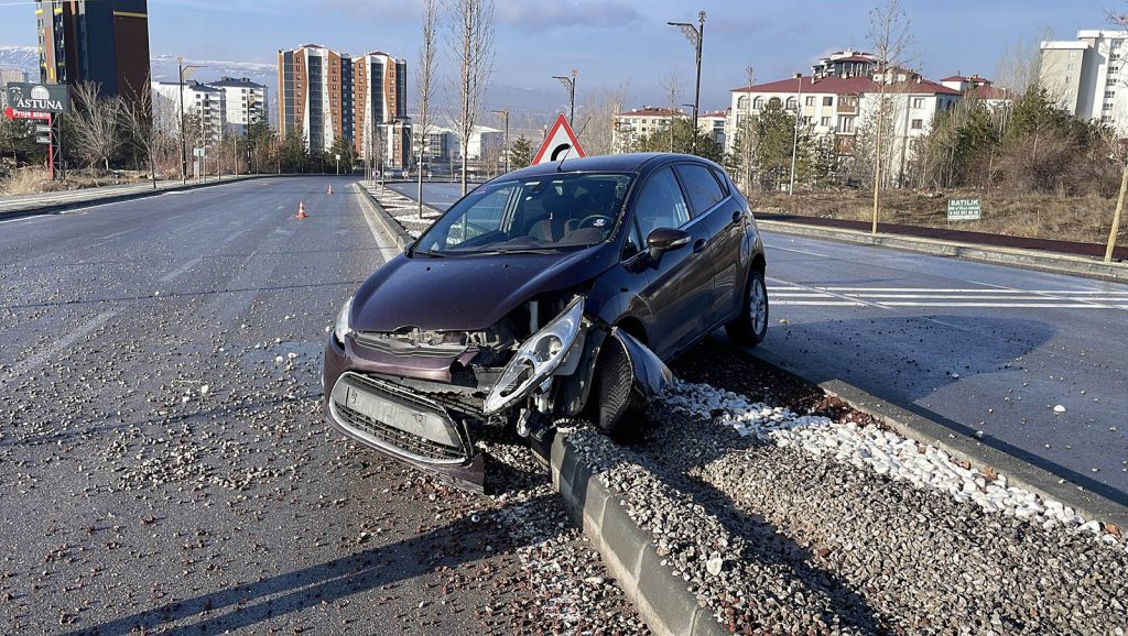 Sivas’ta Yoğun Sis ve Buzlanma Zincirleme Kazalara Neden Oldu: 51 Araç Karıştı, 3 Kişi Yaralandı AW640116 03 | Gündem Sivas™ Haber