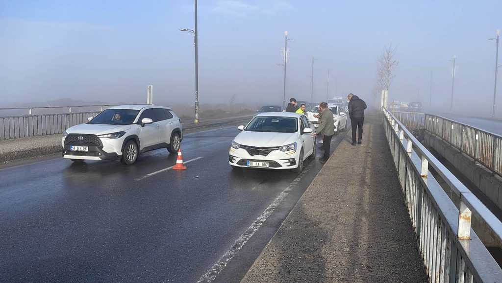 Sivas’ta Yoğun Sis ve Buzlanma Zincirleme Kazalara Neden Oldu: 51 Araç Karıştı, 3 Kişi Yaralandı AW640116 05 | Gündem Sivas™ Haber