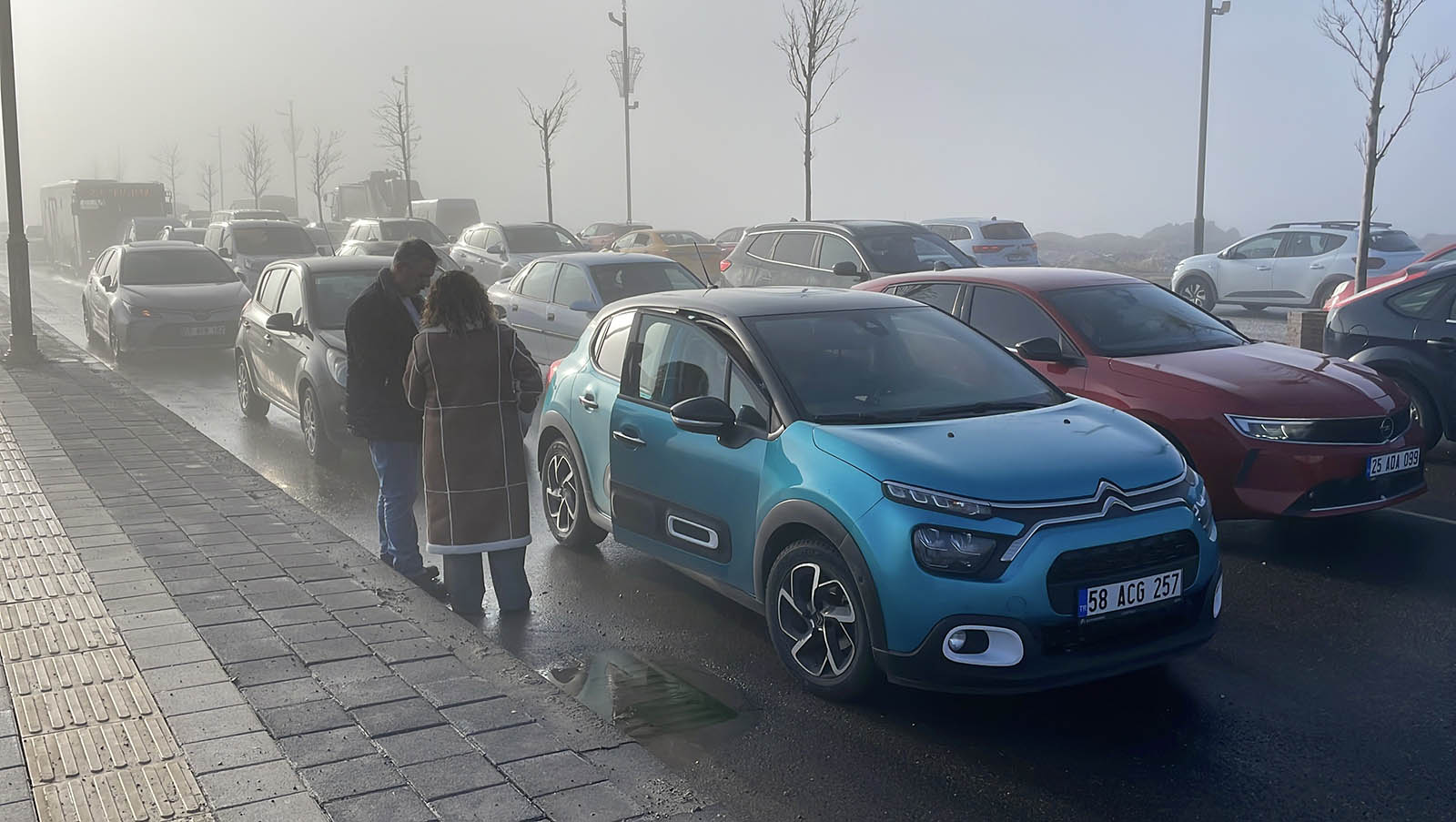 Sivas’ta Yoğun Sis ve Buzlanma Zincirleme Kazalara Neden Oldu: 51 Araç Karıştı, 3 Kişi Yaralandı