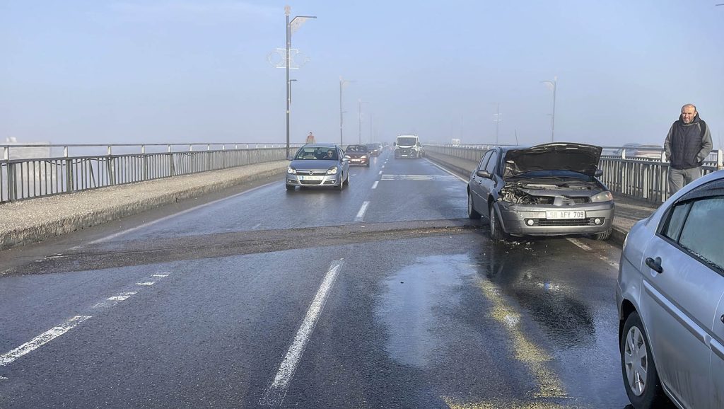 Sivas’ta Yoğun Sis ve Buzlanma Zincirleme Kazalara Neden Oldu: 51 Araç Karıştı, 3 Kişi Yaralandı AW640116 07 | Gündem Sivas™ Haber