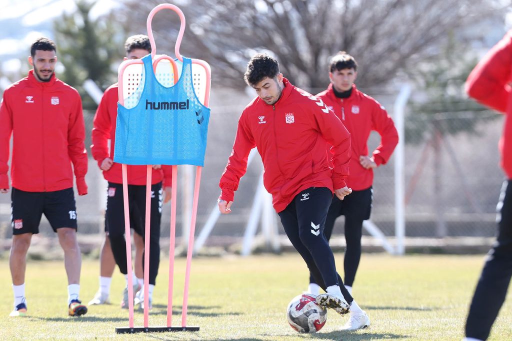 Özbelsan Sivasspor’da Vanspor FK Mesaisi Hızlandı: 25. Hafta Öncesi Taktik Prova Özbelsan Sivasspor’da Vanspor FK Mesaisi Hızlandı: 25. Hafta Öncesi Taktik Prova