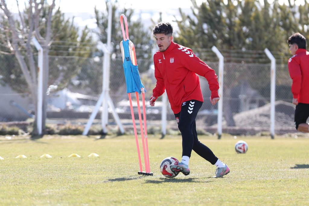 Özbelsan Sivasspor’da Vanspor FK Mesaisi Hızlandı: 25. Hafta Öncesi Taktik Prova AW640411 06 | Gündem Sivas™ Haber