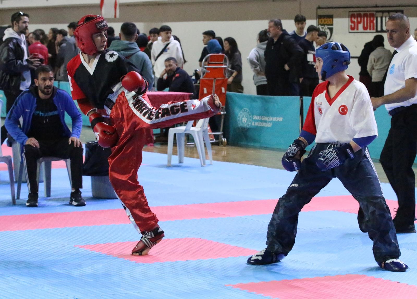 Sivas’ta 59 İlden 1075 Sporcunun Katıldığı Okul Sporları Kick Boks Türkiye Birinciliği Nefes Kesti