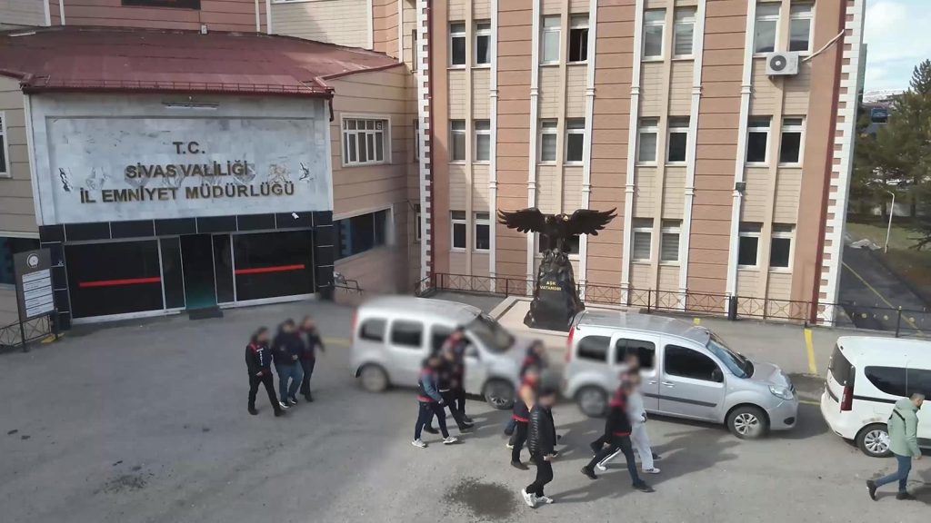 Sivas’ta İş Yerine Silahlı Saldırı: 4 Şüpheliden 3’ü Tutuklandı Sivas’ta İş Yerine Silahlı Saldırı: 4 Şüpheliden 3’ü Tutuklandı