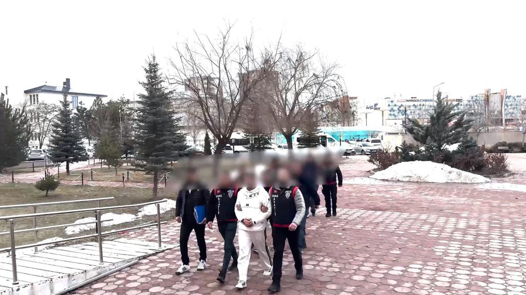 Sivas’ta İş Yerine Silahlı Saldırı: 4 Şüpheliden 3’ü Tutuklandı AW641301 02 | Gündem Sivas™ Haber