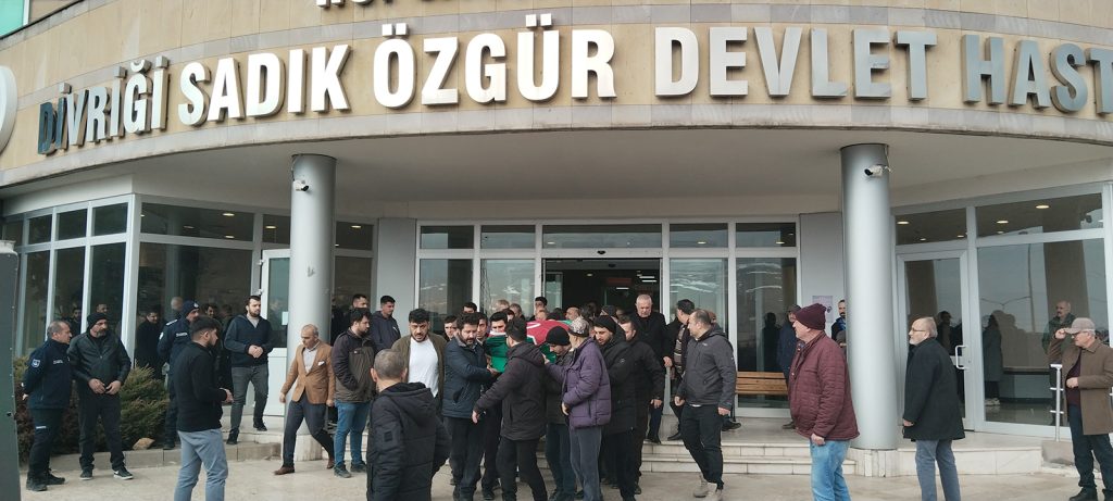 Sivas Divriği’de Görevi Başında Kalp Krizi: Doç. Dr. Ömer Yılmaz Hastasını Muayene Ederken Hayatını Kaybetti AW641334 03 | Gündem Sivas™ Haber