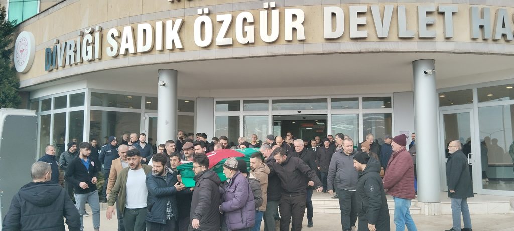 Sivas Divriği’de Görevi Başında Kalp Krizi: Doç. Dr. Ömer Yılmaz Hastasını Muayene Ederken Hayatını Kaybetti AW641334 04 | Gündem Sivas™ Haber