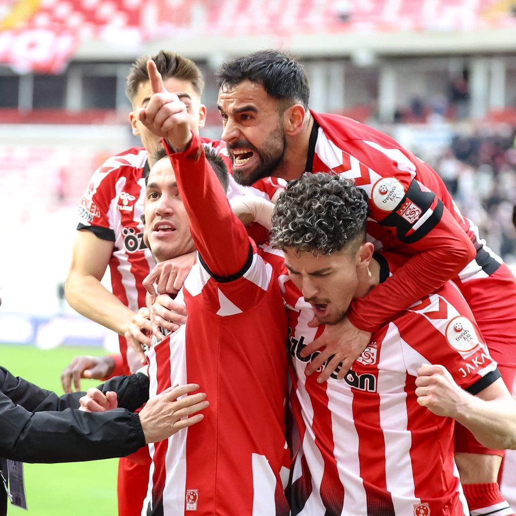 Sivasspor 90+4’te Yıkıldı! 4 Eylül’de Vanspor ile Nefes Kesen 6 Gollü Beraberlik AW642057 06 | Gündem Sivas™ Haber