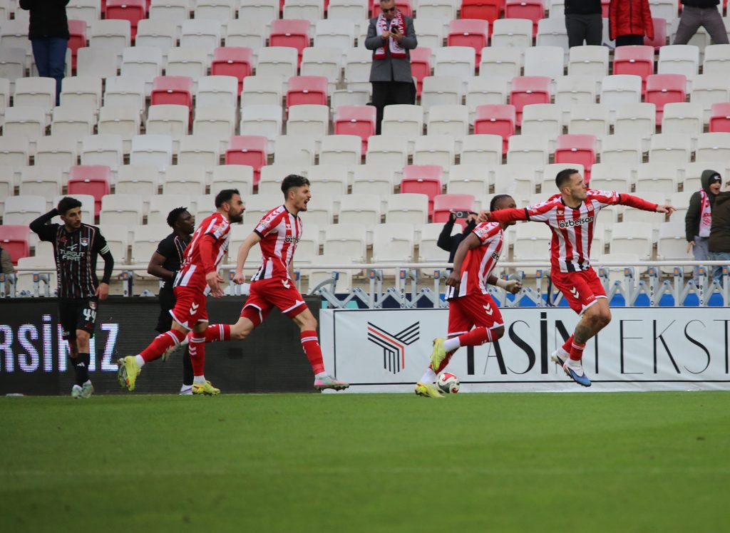 Sivasspor 90+4’te Yıkıldı! 4 Eylül’de Vanspor ile Nefes Kesen 6 Gollü Beraberlik AW642057 21 | Gündem Sivas™ Haber