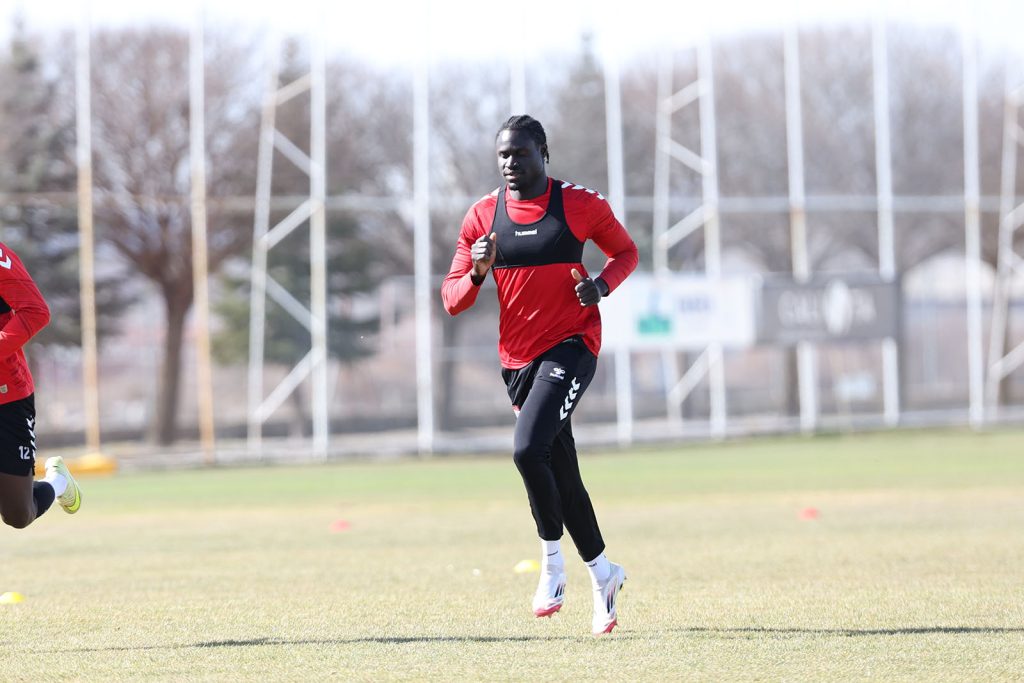 Sivasspor’da Adana Demirspor Mesaisi Başladı: 26. Hafta Öncesi Tempolu Hazırlık AW642415 01 | Gündem Sivas™ Haber