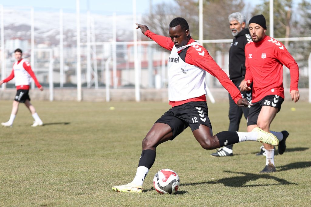 Sivasspor’da Adana Demirspor Mesaisi Başladı: 26. Hafta Öncesi Tempolu Hazırlık
