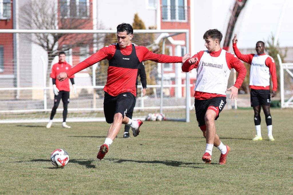 Sivasspor’da Adana Demirspor Mesaisi Başladı: 26. Hafta Öncesi Tempolu Hazırlık AW642415 06 | Gündem Sivas™ Haber