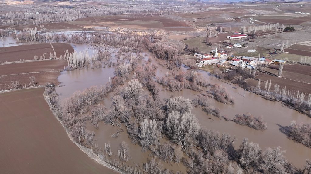 Sivas’ta Yıldız Irmağı Taştı: İsmail Bey Çiftliği Köy Yolu Sular Altında, Köprü Talebi Yeniden Gündemde AW642772 02 | Gündem Sivas™ Haber