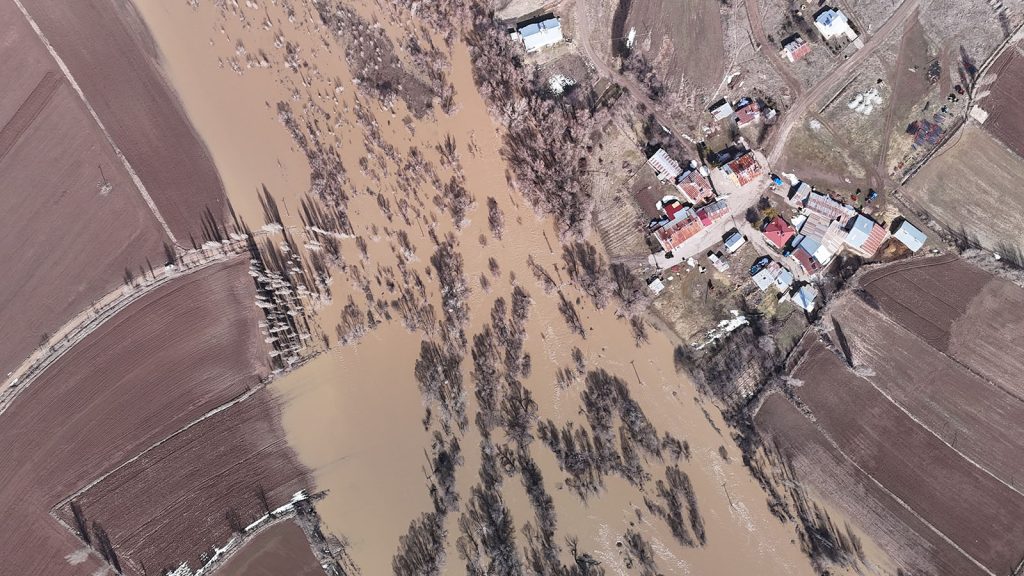 Sivas’ta Yıldız Irmağı Taştı: İsmail Bey Çiftliği Köy Yolu Sular Altında, Köprü Talebi Yeniden Gündemde Sivas’ta Yıldız Irmağı Taştı: İsmail Bey Çiftliği Köy Yolu Sular Altında, Köprü Talebi Yeniden Gündemde