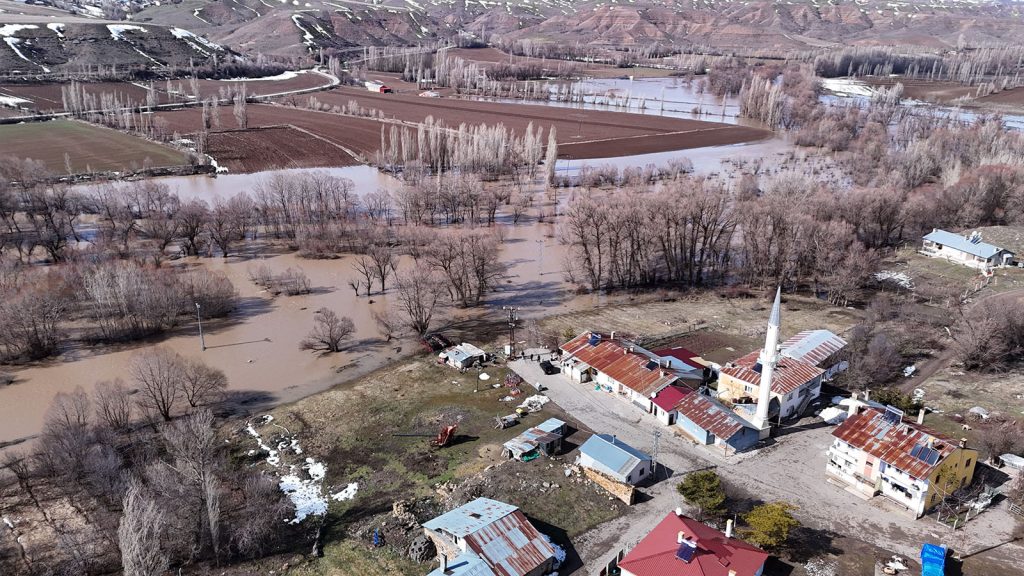 Sivas’ta Yıldız Irmağı Taştı: İsmail Bey Çiftliği Köy Yolu Sular Altında, Köprü Talebi Yeniden Gündemde AW642772 05 | Gündem Sivas™ Haber