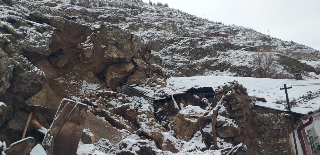 Sivas Zara’da Kaya Düşmesi Paniği: Köy Yolu Kapandı, Ahıra İsabet Eden Kaya Büyükbaş Hayvanı Telef Etti Sivas Zara’da Kaya Düşmesi Paniği: Köy Yolu Kapandı, Ahıra İsabet Eden Kaya Büyükbaş Hayvanı Telef Etti