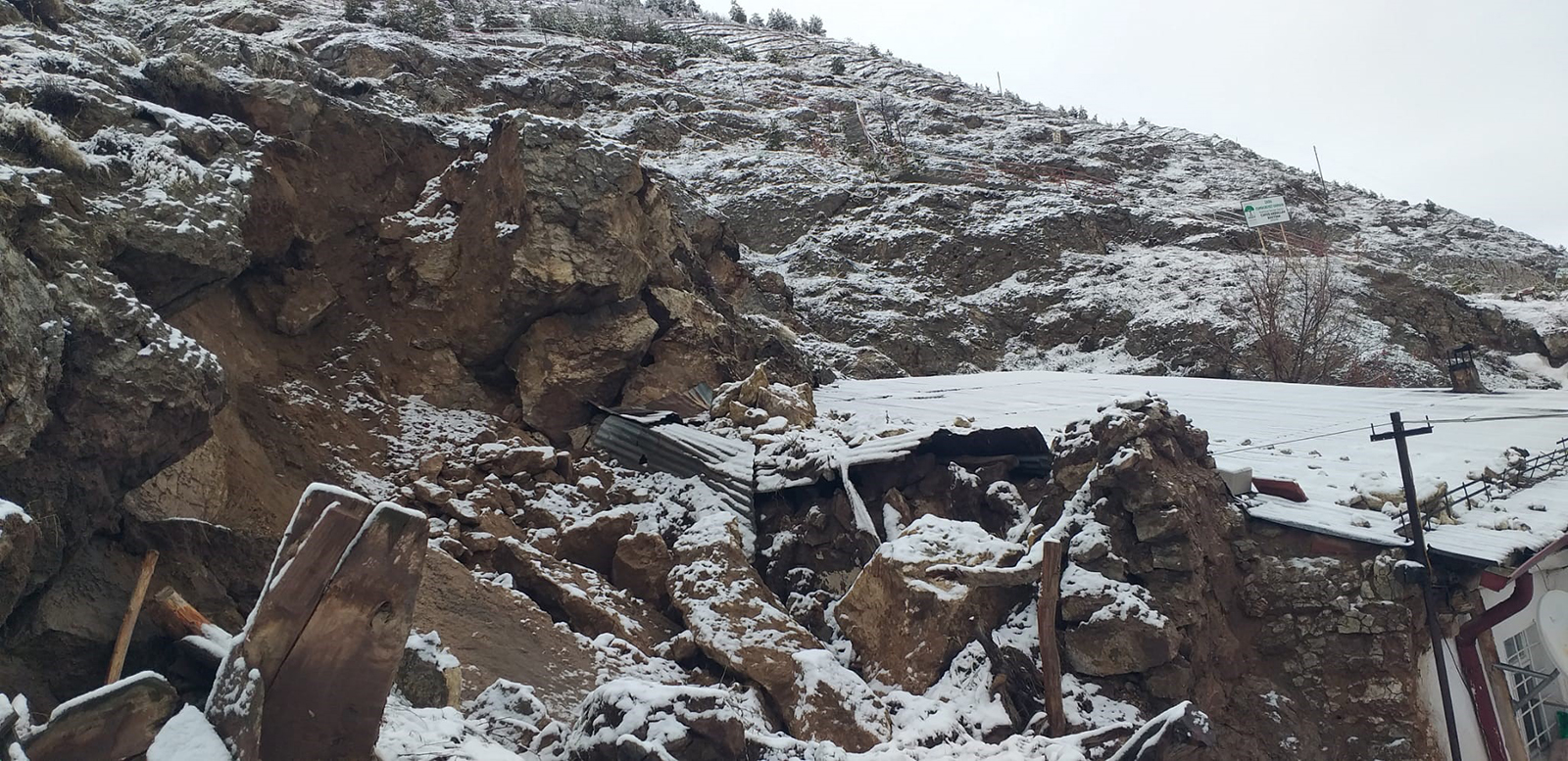 Sivas Zara’da Kaya Düşmesi Paniği: Köy Yolu Kapandı, Ahıra İsabet Eden Kaya Büyükbaş Hayvanı Telef Etti