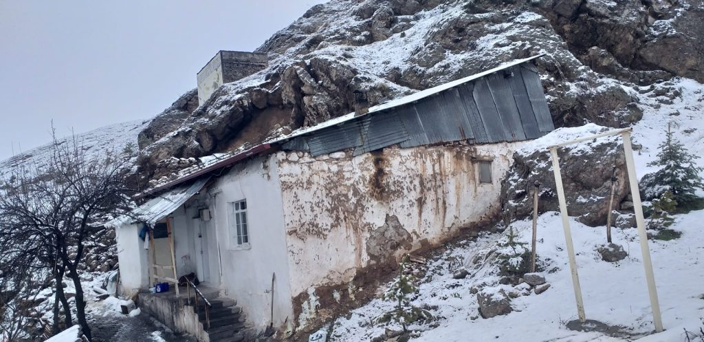 Sivas Zara’da Kaya Düşmesi Paniği: Köy Yolu Kapandı, Ahıra İsabet Eden Kaya Büyükbaş Hayvanı Telef Etti AW642836 03 | Gündem Sivas™ Haber