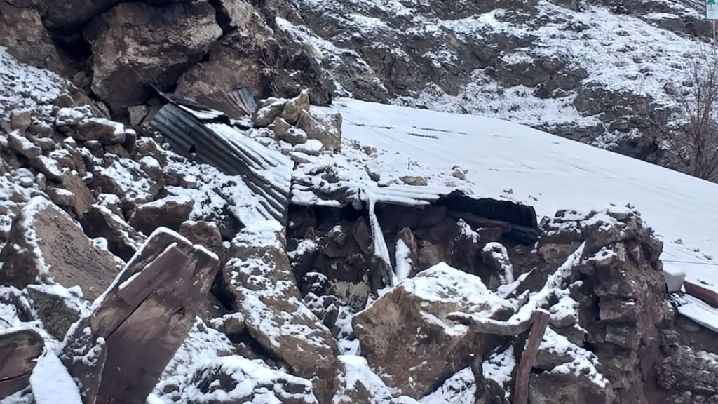 Sivas Zara’da Kaya Düşmesi Paniği: Köy Yolu Kapandı, Ahıra İsabet Eden Kaya Büyükbaş Hayvanı Telef Etti AW642836 04 | Gündem Sivas™ Haber