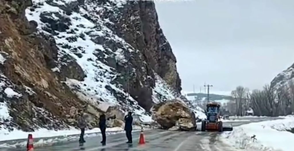 Sivas Zara’da Kaya Düşmesi Paniği: Köy Yolu Kapandı, Ahıra İsabet Eden Kaya Büyükbaş Hayvanı Telef Etti AW642836 06 | Gündem Sivas™ Haber