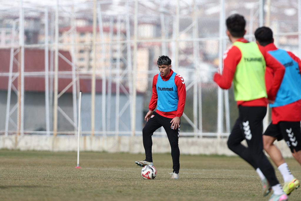 Özbelsan Sivasspor’da Adana Demirspor Mesaisi: Yiğidolar 26. Hafta Öncesi Taktik Yükledi AW643079 04 | Gündem Sivas™ Haber