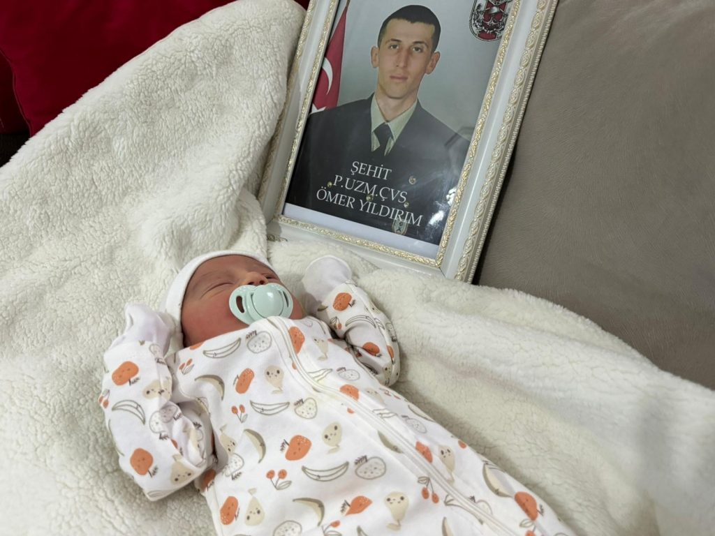 Sivaslı Şehit Ömer Yıldırım’ın İsmi Yaşatılıyor: Kuzeni Yeni Doğan Oğluna Şehidin Adını Verdi AW643643 05 | Gündem Sivas™ Haber