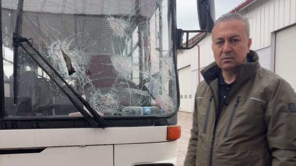 Sivas’ta Belediye Otobüsüne Nacaklı Saldırı: Başkan Adem Uzun’dan Sert Tepki AW644937 02 | Gündem Sivas™ Haber