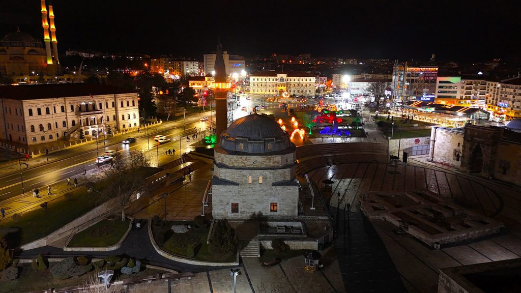 Sivas’ta 5 Asırlık Ramazan Geleneği: Teravihte “Ya Hannan” İlâhisi Bu Yıl da Tüm Camilerde Yankılandı AW645144 04 | Gündem Sivas™ Haber