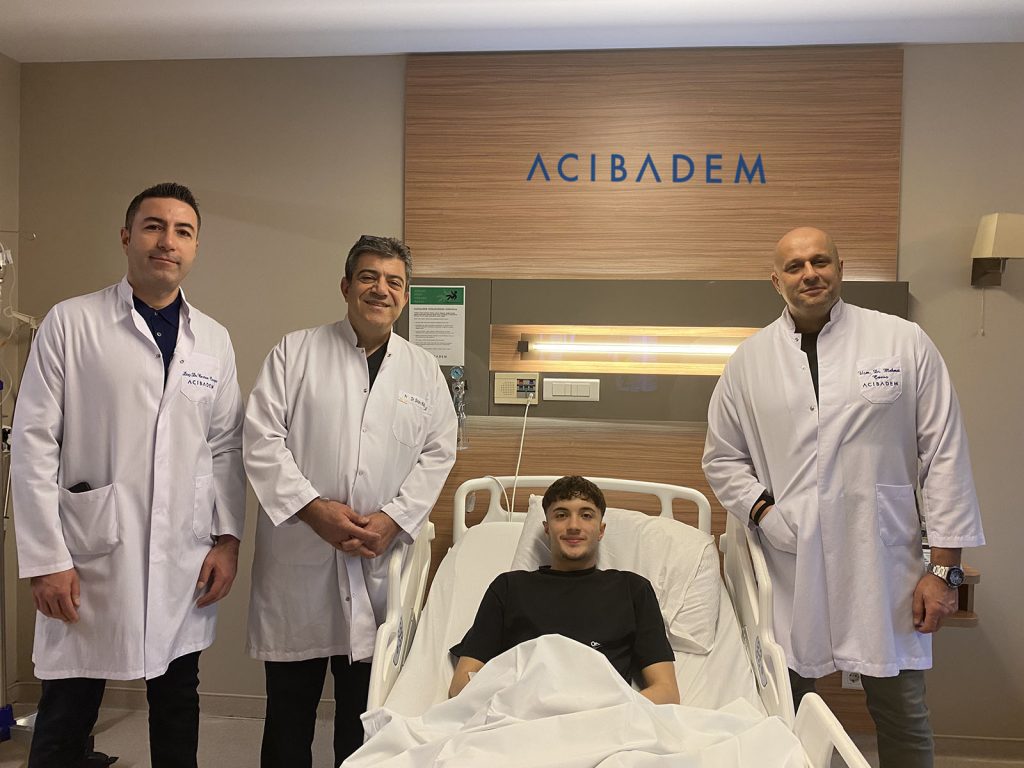 Sivasspor’da Çifte Sakatlık Şoku: Uğur Çiftçi’de Adale Yırtığı, Eymen Yurdcu Ameliyat Masasında AW645298 02 | Gündem Sivas™ Haber