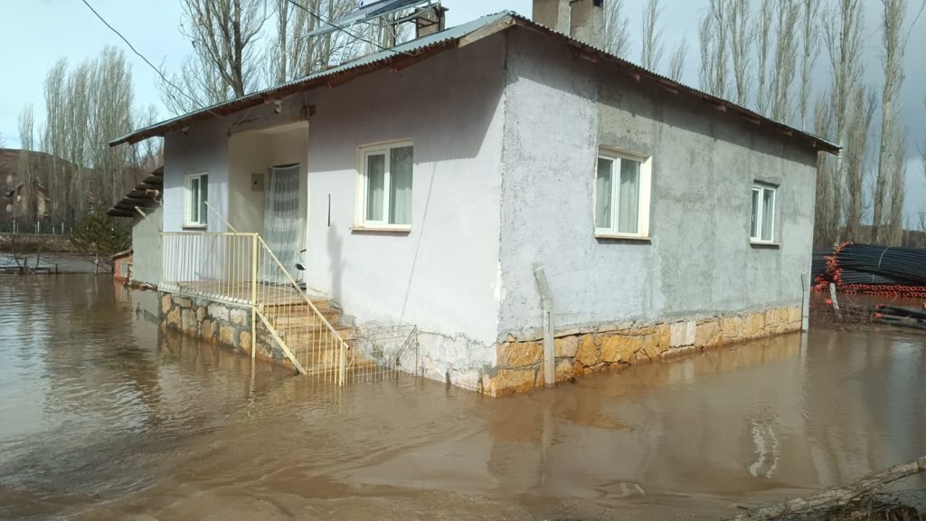 Sivas Yıldızeli’nde Kar Suları Taştı: Kalın Beldesinde Tarım Arazileri ve Evler Sular Altında AW645616 02 | Gündem Sivas™ Haber