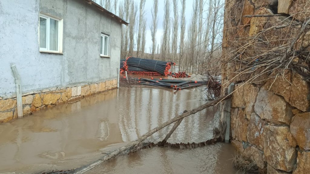 Sivas Yıldızeli’nde Kar Suları Taştı: Kalın Beldesinde Tarım Arazileri ve Evler Sular Altında AW645616 03 | Gündem Sivas™ Haber