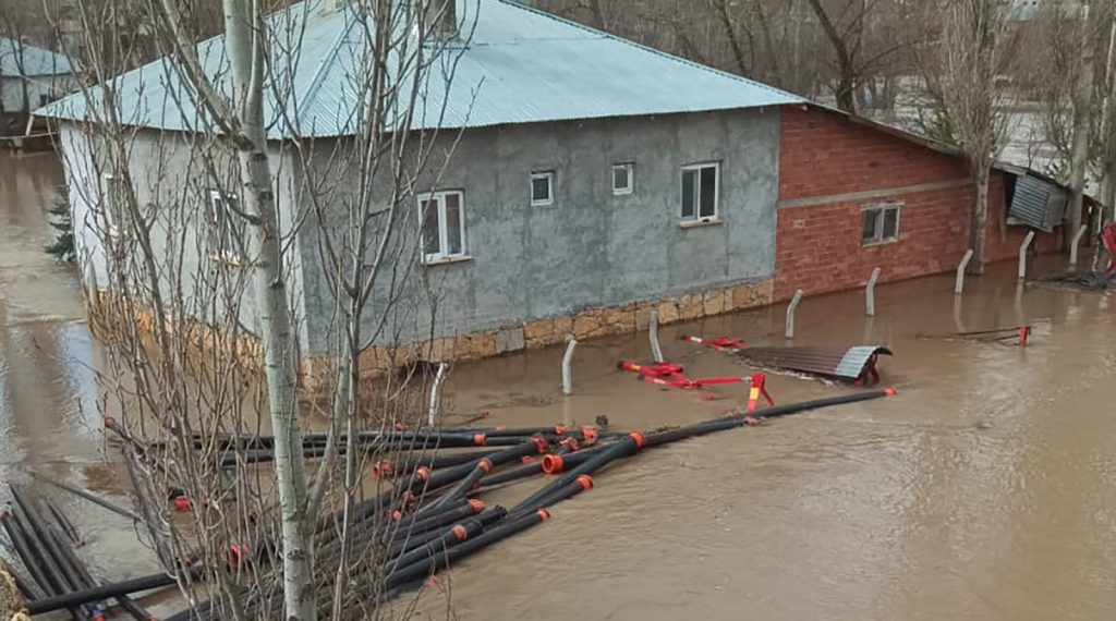 Sivas Yıldızeli’nde Kar Suları Taştı: Kalın Beldesinde Tarım Arazileri ve Evler Sular Altında AW645616 04 1 | Gündem Sivas™ Haber