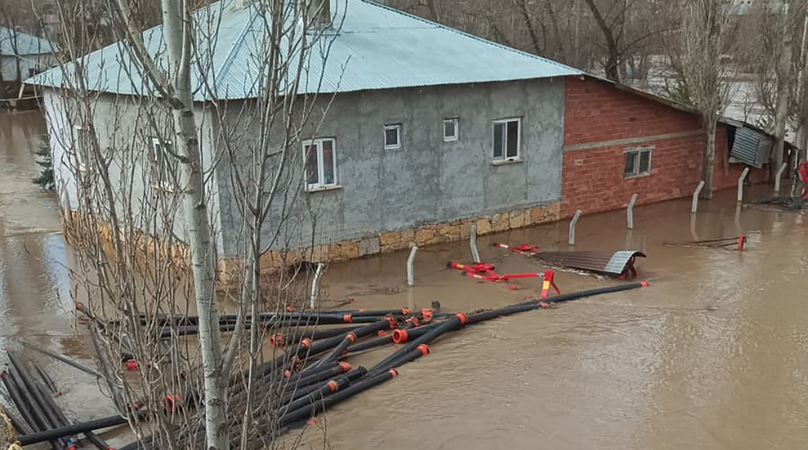 Sivas Yıldızeli’nde Kar Suları Taştı: Kalın Beldesinde Tarım Arazileri ve Evler Sular Altında