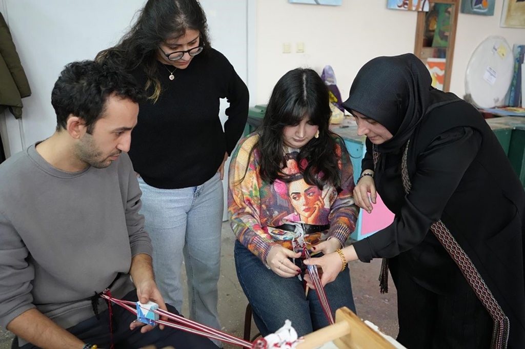 Sivas Cumhuriyet Üniversitesi’nde Çarpana Dokuma Buluşması: Bellek, Kimlik ve Kültür Akademik Atölyede Yeniden Yorumlandı AW645839 07 | Gündem Sivas™ Haber