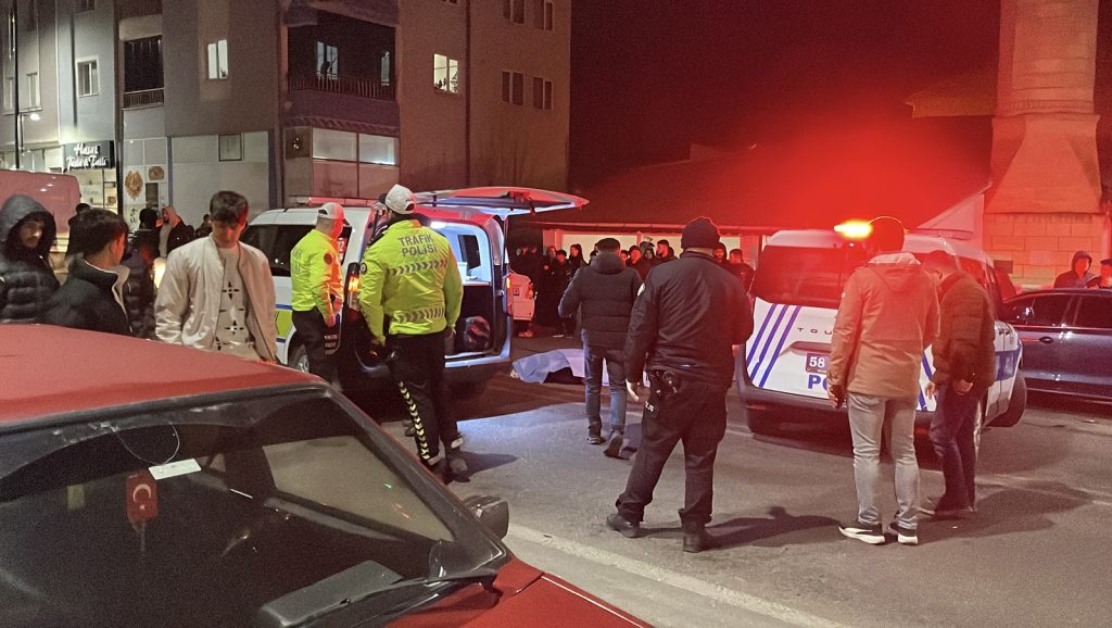 Sivas’ta Teravih Yolunda Feci Kaza: Kaynana Hayatını Kaybetti, Gelin Ağır Yaralandı AW645933 01 | Gündem Sivas™ Haber