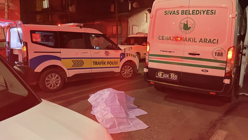 Sivas’ta Teravih Yolunda Feci Kaza: Kaynana Hayatını Kaybetti, Gelin Ağır Yaralandı Sivas’ta Teravih Yolunda Feci Kaza: Kaynana Hayatını Kaybetti, Gelin Ağır Yaralandı