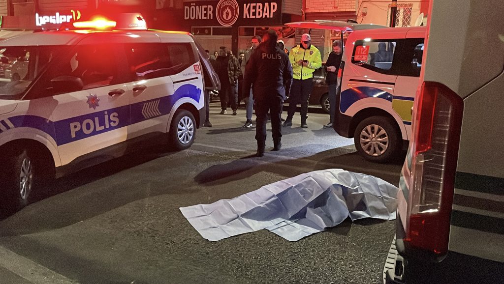 Sivas’ta Teravih Yolunda Feci Kaza: Kaynana Hayatını Kaybetti, Gelin Ağır Yaralandı AW645933 04 | Gündem Sivas™ Haber