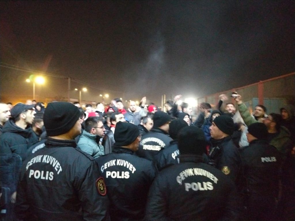 Sivasspor’da Son Dakika Şoku: Adana Demirspor Beraberliği Sonrası Tesisler Önünde Protesto AW646007 02 | Gündem Sivas™ Haber