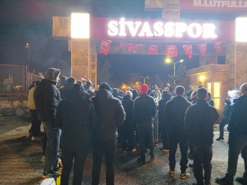 Sivasspor’da Son Dakika Şoku: Adana Demirspor Beraberliği Sonrası Tesisler Önünde Protesto Sivasspor’da Son Dakika Şoku: Adana Demirspor Beraberliği Sonrası Tesisler Önünde Protesto